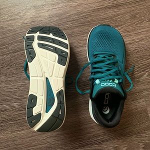 Unused New Topo Athletic Phantom 2 shoes